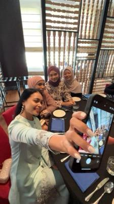 Penjawat awam mengambil swafoto bersama